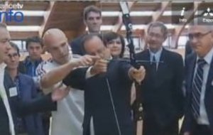 François HOLLANDE s'essaie au tir à l'arc