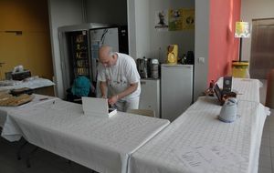 La buvette est vide mais Claude compte déjà les sous