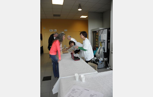 Ça jacasse avant tout en préparant