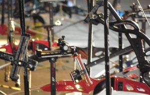 Quand les arcs à poulies se tordent pour se faire une place