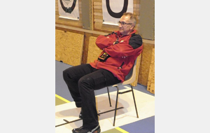 L'arbitre à fond dans l'échauffement, cette fois-ci, exercice bras croisée assis, un peu plus difficile que debout