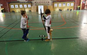 Un future Robin des Bois, tirant un arc nu. Pas bien vieux le petit bonhomme
