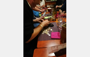 Dominique en a profiter pour récolter des pièces jaunes, sa propre œuvre caritative