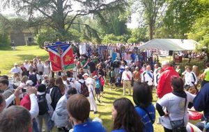 Les drapeaux rejoignent le lieu où se tiendra la messe