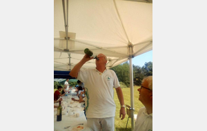 Le seul privilège de l'Empereur, accessoirement Roy, est de de pouvoir boire à la bouteille, avant d'être destitué