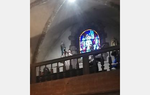 Musique celtique pour accompagner la cérémonie, bombarde et cornemuse.
La bombarde, ça décoiffe !