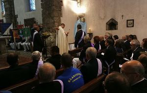 Le Père Corentin bénit les dagues et les épées