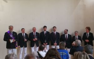 Belle brochette des nouveaux Chevaliers, encadrés par le Président de la Famille et la Vice-Présidente