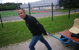 Il est trop dur avec moi le coach ....
S'il n'avait pas son fouet et moi les mains prises, je crois bien que ...