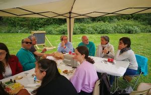 Le gars avec les lunettes, c'est Yannick, le Roy, s'il savait, il ferait moins son kéké, entouré de ses fans